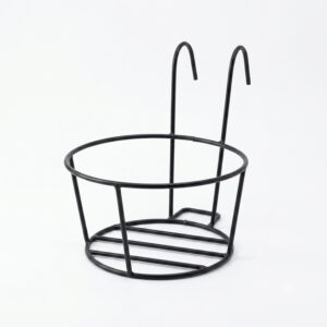 PS01MT0004b Round black galvanised steel hanging planter basket with sturdy hook design for railings or fences. Rust-resistant, powder-coated finish; ideal for outdoor plants, herbs, or balcony décor.